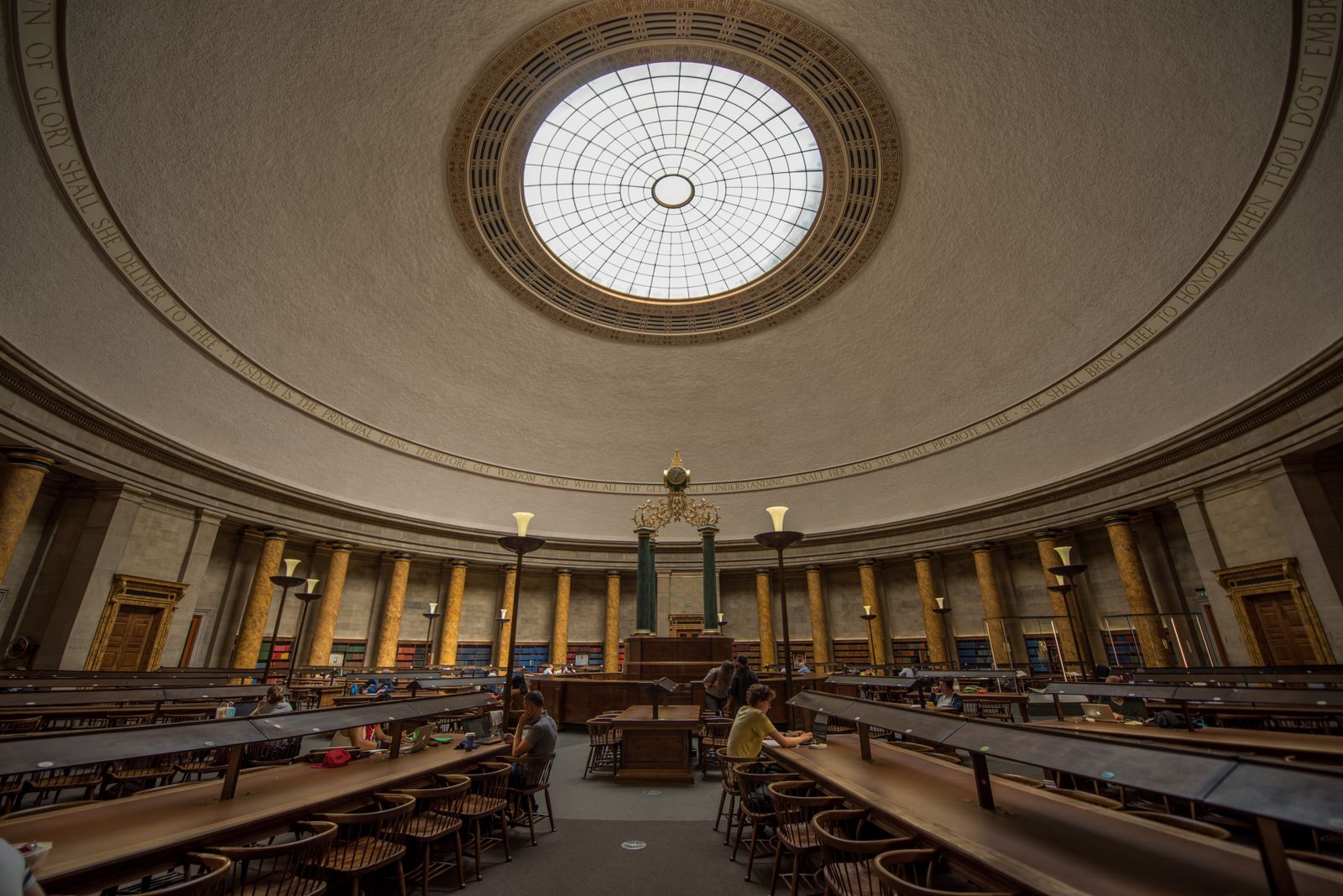 Une grande salle de lecture sous coupole — le réel devenu connaissance