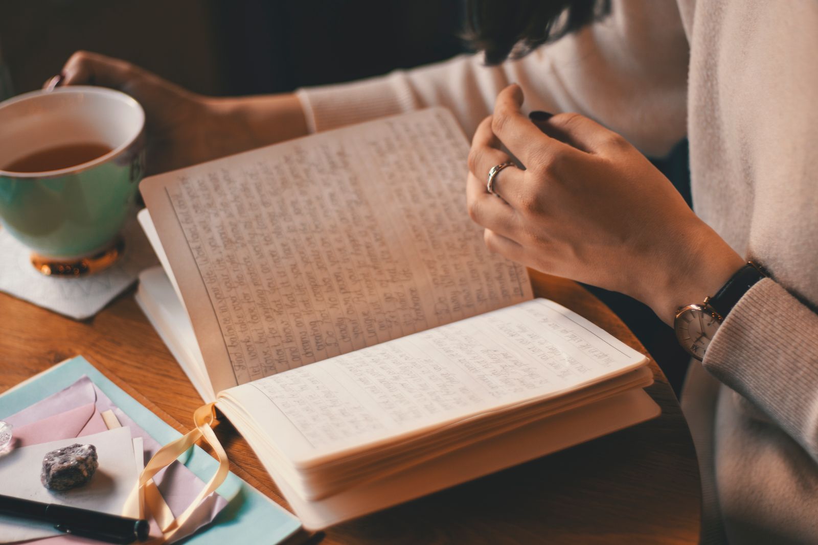 Un journal tenu à la main — ce que le sujet écrit entre vos séances