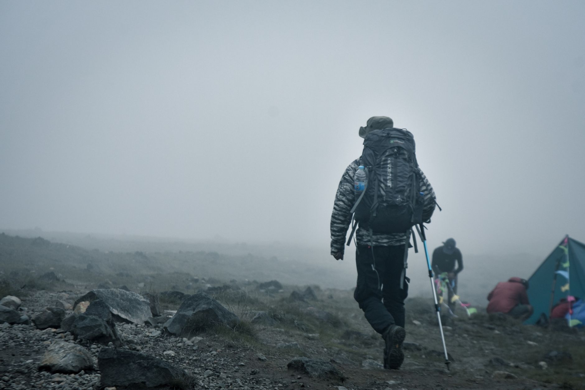 Un randonneur dans la brume — ce qui tient au lendemain