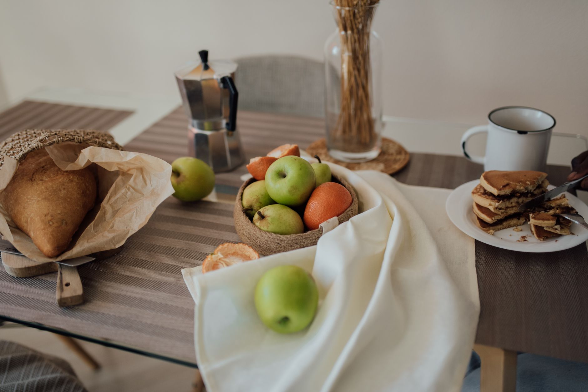 Une table au matin — l'assiette réelle, pas le rappel de mémoire