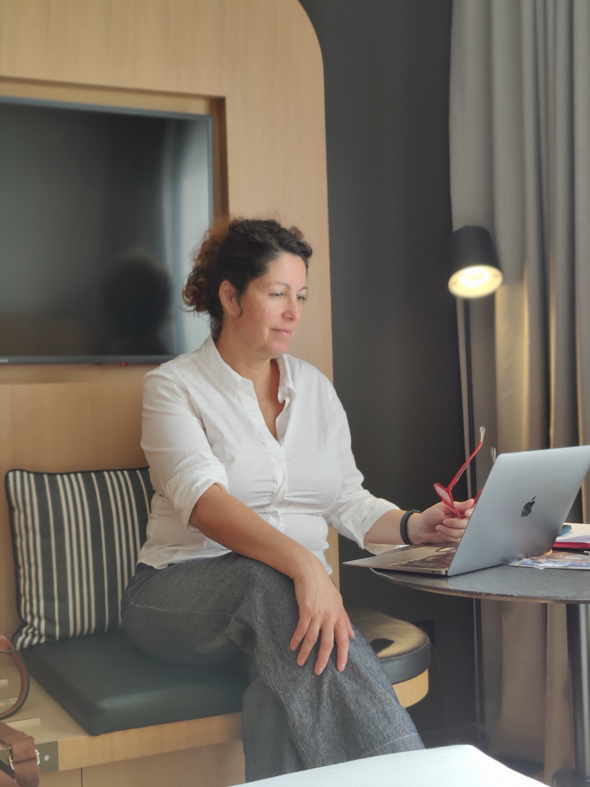 Une accompagnante, à son bureau